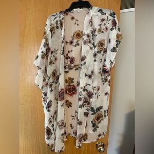 Short sleeve kimono. Cream with floral print.